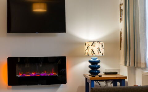 Marshmallow House: Möbel, Eigentum, Komfort, Holz, Wohnzimmer, Interior Design, Beleuchtung, Orange, Gebäude, Flooring