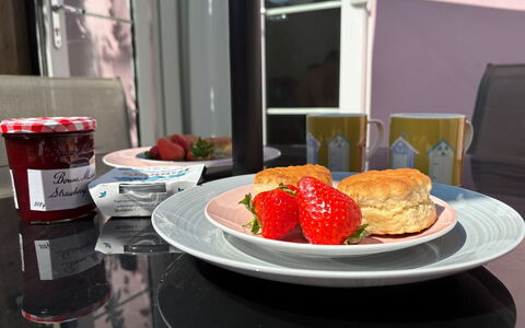 Marshmallow House: Essen, Geschirr, Servierware, Zutat, Dishware, Teller, Tabelle, Dessert, Drinkware, Obst