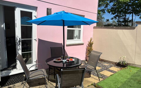 Marshmallow House: Möbel, Gartenmöbel, Stuhl, Regenschirm, Tabelle, Tisch Im Freien, Terrasse, Kaffetisch, Schatten, Garten