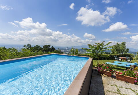 La Casa Di Elda, Holiday Home With Pool, Uzzano, T: Wolke, Himmel, Pflanze, Wasser, Schwimmbad, Baum, Gartenmöbel, Schatten, Rechteck, Gras