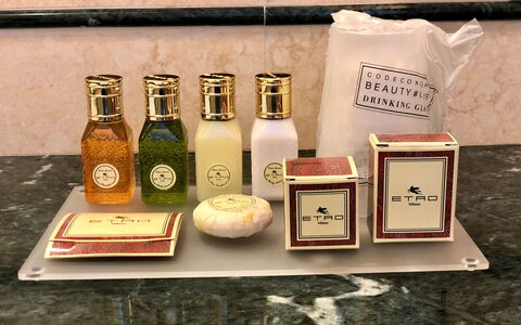 Luxury Villa Con Spa e Panorama a 40 Min Da Roma: Flasche, Produkt, Tabelle, Holz, Glasflasche, Trinken, Essen, Zutat