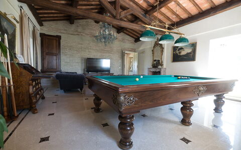 Luxury Villa Con Spa e Panorama a 40 Min Da Roma: Billiard-Tisch, Tabelle, Billiard Raum, Schwimmbad, Billard, Holz, Erholungsraum, Gebäude, Interior Design