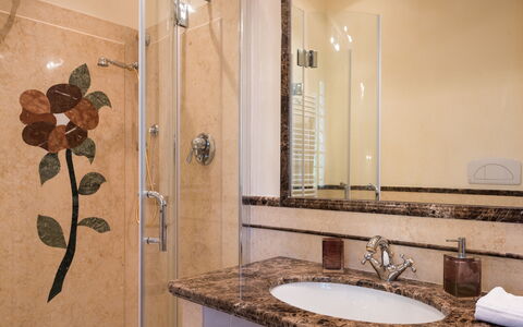 Luxury Villa Con Spa e Panorama a 40 Min Da Roma: Spiegel, Braun, Zapfhahn, Sinken, Eigentum, Armatur, Bad Sink, Badezimmer, Pflanze, Holz