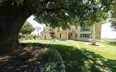 Luxury Villa Con Spa e Panorama a 40 Min Da Roma: Pflanze, Gebäude, Eigentum, Fenster, Baum, Himmel, Strassenbelag, Grundstueck, Schatten, Gras