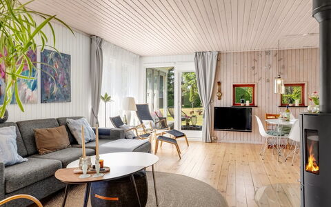 Soti - 350M from the Sea: Flooring, Holzboden, Holz, Möbel, Interior Design, Fussboden, Zuhause, Beleuchtung, Laminatboden, Wohnzimmer