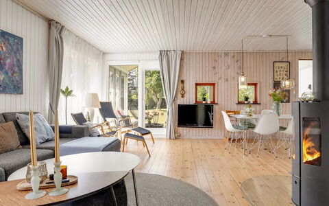 Soti - 350M from the Sea: Flooring, Holz, Fussboden, Holzboden, Interior Design, Möbel, Zuhause, Decke, Hartholz, Wohnzimmer