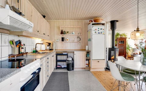 Soti - 350M from the Sea: Küche, Möbel, Interior Design, Holz, Flooring, Küchengerät, Major Appliance, Decke, Countertop, Light Fixture