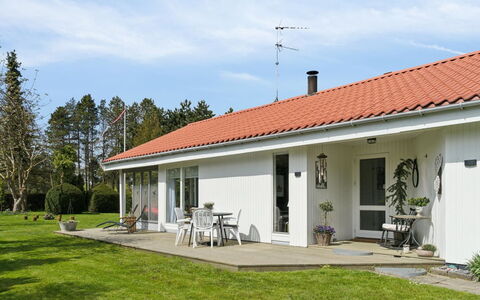 Soti - 350M from the Sea: Gebäude, Fenster, Haus, Zuhause, Dach, Hütte, Wohngebiet, Grundstueck, Tür, Estate