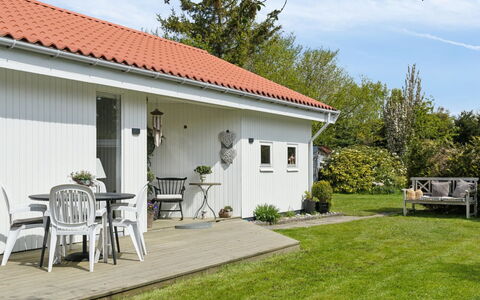 Soti - 350M from the Sea: Haus, Strauch, Zuhause, Dach, Hütte, Tür, Abstellgleis, Grundstueck, Garten, Garten