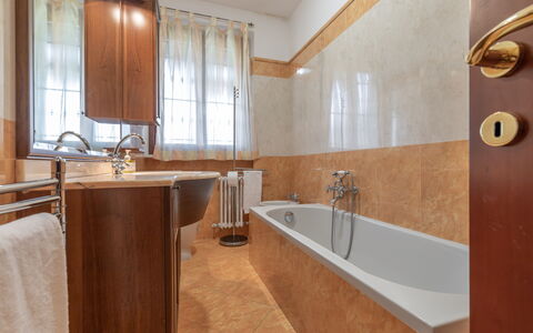 Casale Al Mare: Braun, Badewanne, Zapfhahn, Eigentum, Armatur, Holz, Gebäude, Interior Design, Badezimmer