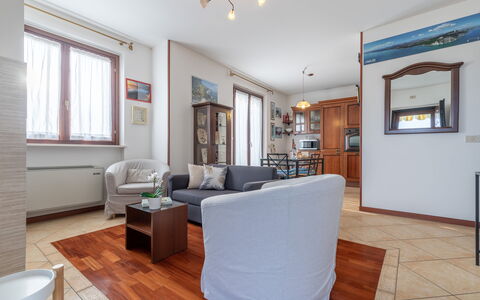 Casale Al Mare: Bilderrahmen, Möbel, Eigentum, Fenster, Holz, Beleuchtung, Interior Design, Wohnzimmer, Fussboden, Flooring