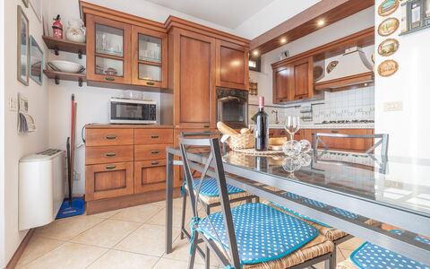 Casale Al Mare: Cabinetry, Möbel, Eigentum, Gebäude, Countertop, Holz, Regal, Küche, Regale, Interior Design