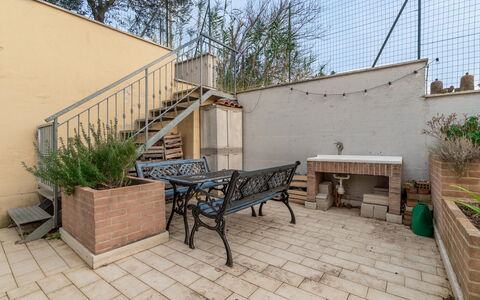 Casale Al Mare: Pflanze, Eigentum, Gebäude, Holz, Tabelle, Strassenbelag, Die Architektur, Baum, Stuhl, Gartenmöbel
