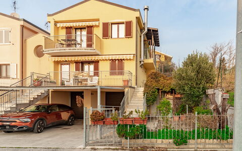 Casale Al Mare: Pflanze, Himmel, Gebäude, Rad, Fenster, Eigentum, Auto, Fahrzeug, Tür