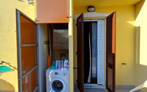 Casale Al Mare: Waschmaschine, Gebäude, Wäschetrockner, Wäschekammer, Tür, Schatten, Holz, Wand, Grundeigentum, Haus