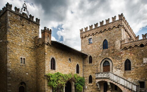 Palazzo Trasimeno: Wolke, Himmel, Gebäude, Pflanze, Fenster, Haus, Fassade, Stadt, Baum, Bogen