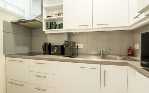White Mountains Retreats with City View: Cabinetry, Spüle, Eigentum, Countertop, Sinken, Küche, Küchengerät, Haushaltsgerät, Herd, Interior Design