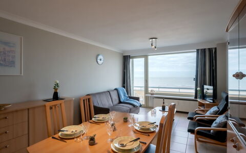 Seaview Getaway Belgium: Tabelle, Möbel, Eigentum, Stuhl, Holz, Beleuchtung, Gebäude, Couch, Fussboden