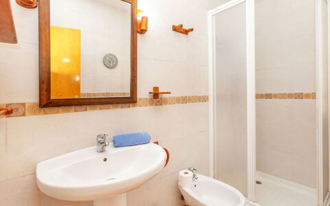Dalia: Wand, Flooring, Armatur, Interior Design, Fussboden, Holz, Bad Sink, Badezimmer, Sinken, Zimmer