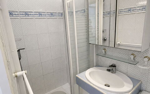 Deauville-Trouville 642: Armatur, Badezimmer, Bad Sink, Fussboden, Flooring, Toilette, Installation, Sinken, Dusche, Toilleten Sitz
