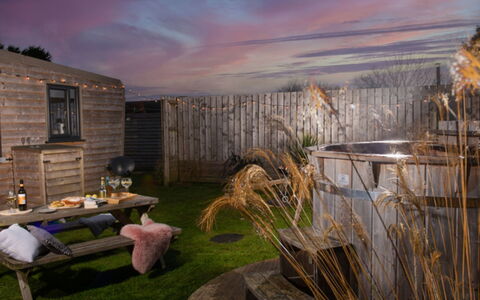 Wheal Rose Hot Tub: Wasser, Himmel, Wolke, Eigentum, Schwimmbad, Gebäude, Pflanze, Strandresort, Baum, Gartenmöbel