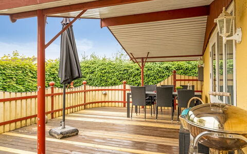 Stefanka - 225M from the Sea: Holz, Veranda, Deck, Hartholz, Holzbeize, Schatten, Holzboden, Eco Hotel, Blumentopf, Terrasse