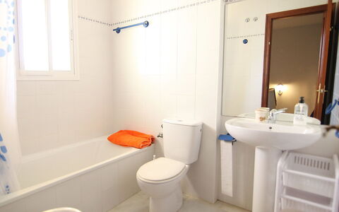 Brisamar - Novo Sancti Petri: Badezimmer, Eigentum, Zimmer, Interior Design, Wand, Grundeigentum, Armatur, Toilette, Haus, Bad Zubehör
