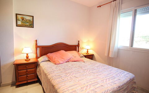 Brisamar - Novo Sancti Petri: Schlafzimmer, Bett, Möbel, Zimmer, Eigentum, Bettdecke, Bettrahmen, Fussboden, Bedding, Matratze