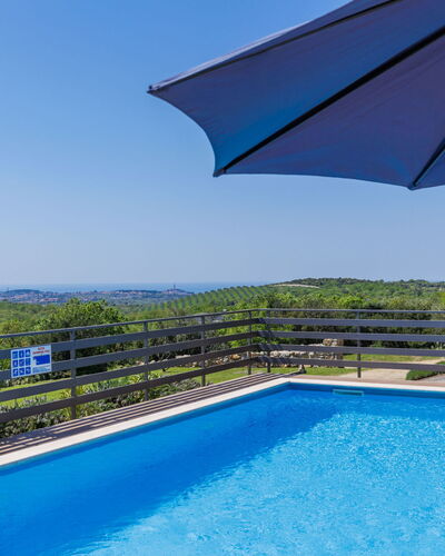 Villa Selagodi: Wasser, Himmel, Pflanze, Gebäude, Eigentum, Schwimmbad, Blau, Azurblau, Regenschirm, Schatten
