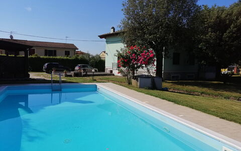 Franco House With Pool: Schwimmbad, Resort, Freizeit, Hazienda, Gartenmöbel, Hinterhof, Schatten, Estate, Villa, Thermae