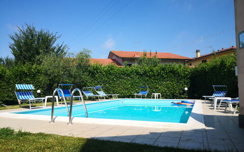 Franco House With Pool: Himmel, Pflanze, Wasser, Gebäude, Schwimmbad, Schatten, Gartenmöbel, Rechteck, Baum, Freizeit