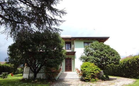 Franco House With Pool: Pflanze, Himmel, Gebäude, Eigentum, Wolke, Fenster, Baum, Grundstueck, Haus, Landschaft
