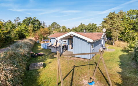 Amai - 100M from the Sea: Holz, Zuhause, Veranda, Deck, Hartholz, Dach, Holzbeize, Holzboden, Eco Hotel