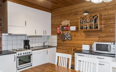 Aarnitupa: Küche, Möbel, Holz, Küchengerät, Interior Design, Major Appliance, Decke, Countertop, Cabinetry, Flooring