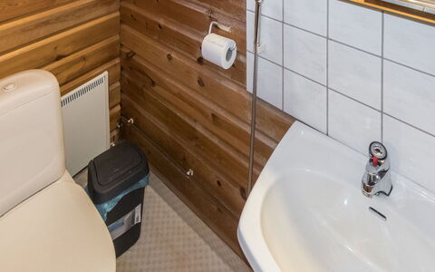 Aarnitupa: Bad Sink, Armatur, Holz, Flooring, Sinken, Fussboden, Badezimmer, Zapfhahn, Interior Design, Installation