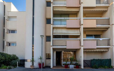 Le Lavandou 341: Pflanze, Gebäude, Daytime, Eigentum, Fenster, Tür, Die Architektur, Urban Design, Nachbarschaft