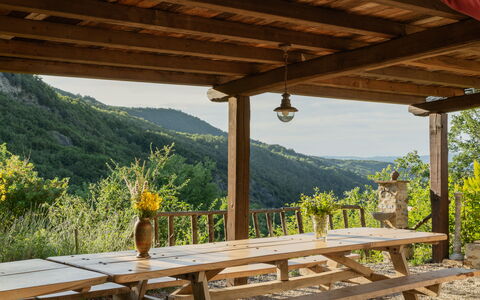Villa Amiata: Pflanze, Himmel, Eigentum, Schatten, Holz, Natürliche Landschaft, Berg, Hütte, Holzbeize, Gartenmöbel