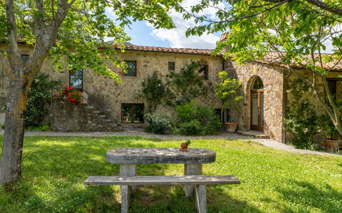 Villa Amiata: Pflanze, Gebäude, Himmel, Natürliche Landschaft, Baum, Fenster, Vegetation, Die Architektur, Grundstueck, Gras