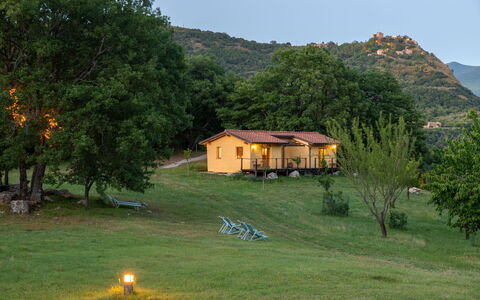 Villa Amiata: Pflanze, Himmel, Gebäude, Eigentum, Ökoregion, Berg, Fenster, Blatt, Baum, Haus