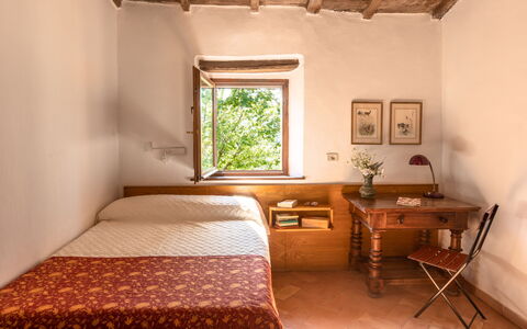 Villa Amiata: Gebäude, Möbel, Eigentum, Fenster, Pflanze, Komfort, Bilderrahmen, Holz, Textil, Interior Design