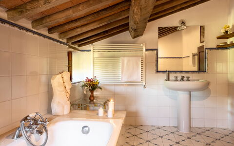 Villa Amiata: Braun, Zapfhahn, Armatur, Spiegel, Badewanne, Eigentum, Sinken, Gebäude, Badezimmer, Interior Design