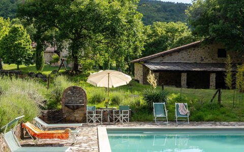 Villa Amiata: Wasser, Pflanze, Eigentum, Gebäude, Grün, Natur, Regenschirm, Baum, Schwimmbad, Gartenmöbel