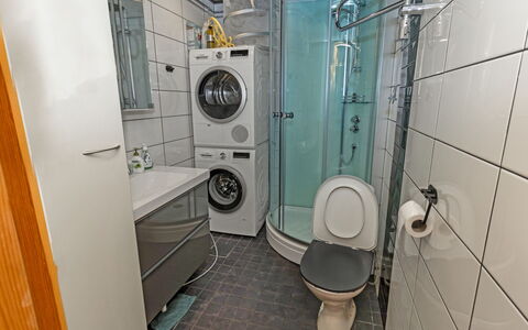 Pohjaslahdentie 17 a: Waschmaschine, Wäschekammer, Wäschetrockner, Armatur, Flooring, Fussboden, Sinken, Installation, Badezimmer, Toilette