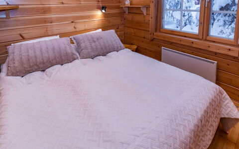Pohjaslahdentie 17 B: Holz, Schlafzimmer, Decke, Zuhause, Fussboden, Holzbeize, Bett, Bettdecke, Bedding, Hartholz