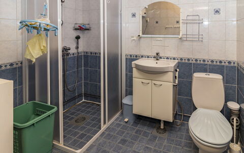 Pohjaslahdentie 17 B: Toilleten Sitz, Armatur, Badezimmer, Toilette, Sinken, Flooring, Fussboden, Bad Sink, Interior Design, Installation