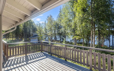 Pohjaslahdentie 17 B: Holz, Veranda, Zuhause, Hartholz, Deck, Planke, Abstellgleis, Schatten, Estate, Holzbeize