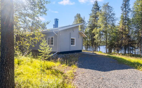 Pohjaslahdentie 17 B: Baum, Haus, Hütte, Zuhause, Grundstueck, Dach, Abstellgleis, Lärche, Estate