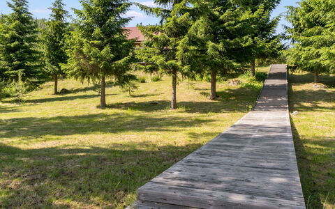 Villa Onni: Bett, Möbel, Schlafzimmer, Interior Design, Bedding, Bettdecke, Flooring, Holz, Fussboden, Zimmer