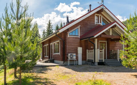 Villa Onni: Bett, Möbel, Schlafzimmer, Interior Design, Bedding, Bettdecke, Flooring, Holz, Fussboden, Zimmer