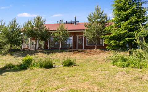 Villa Onni: Bett, Möbel, Schlafzimmer, Interior Design, Bedding, Bettdecke, Flooring, Holz, Fussboden, Zimmer
